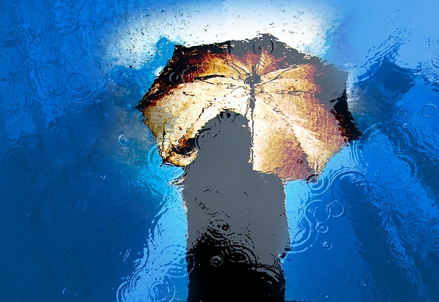 žena s deštníkem se prochází v dešti